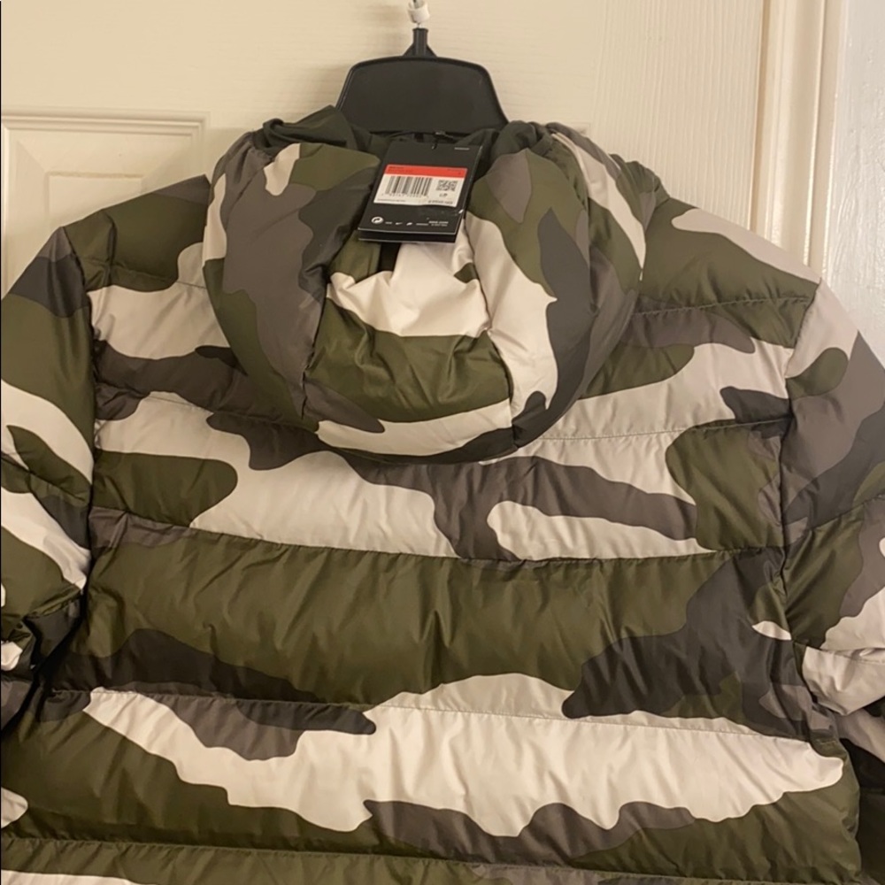 Nike Men’s Camo Puffer Hoodie Jacket - Picture 9 of 11